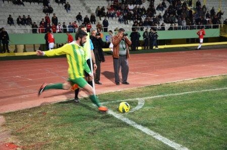 Eski milli futbolcular, dostluk maçında rakiplerine acımadı: 4-0