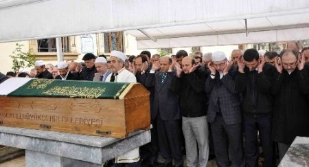 Eski müftü Hikmet Kutlu son yolculuğuna uğurlandı