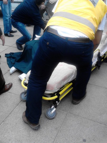 Eski nişanlısını sokak ortasında bıçakladı