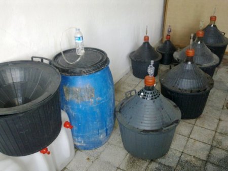 Eski okulda kaçak şarap üretenler yakalandı