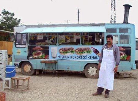 Eski Otobüsleri Lokanta Yapıp Kokoreç Ve Köfte Servisi Yapıyorlar