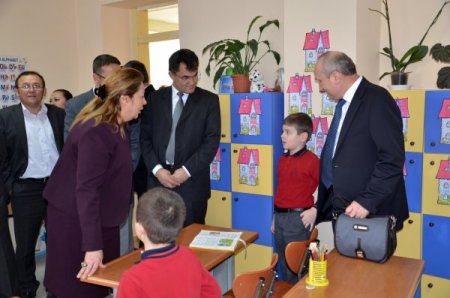 Eskişehir heyeti Kırım'daki Simferol Türk Koleji'ni ziyaret etti