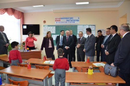 Eskişehir heyeti Kırım'daki Simferol Türk Koleji'ni ziyaret etti