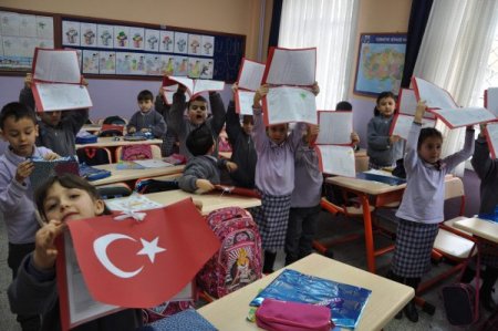 Eskişehir Valisi Koçdemir, öğrencilerin karne sevincini paylaştı