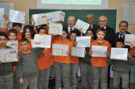 Eskişehir Valisi Koçdemir, öğrencilerin karne sevincini paylaştı