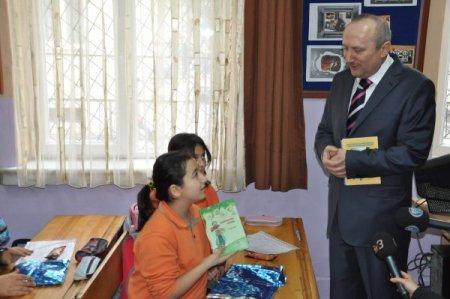 Eskişehir Valisi Koçdemir, öğrencilerin karne sevincini paylaştı