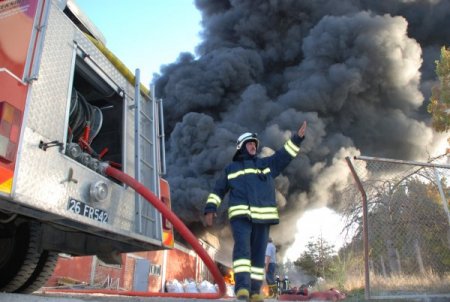 Eskişehir'de plastik geri dönüşüm fabrikası alev alev yandı