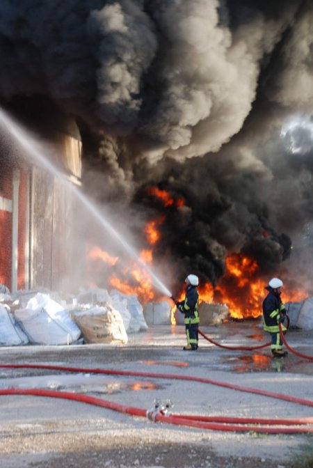 Eskişehir'de plastik geri dönüşüm fabrikası alev alev yandı