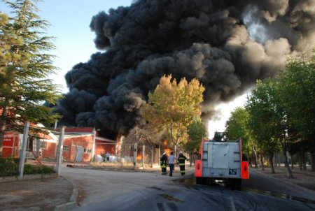 Eskişehir'de plastik geri dönüşüm fabrikası alev alev yandı