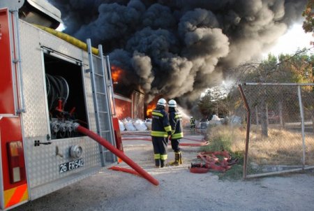 Eskişehir'de plastik geri dönüşüm fabrikası alev alev yandı