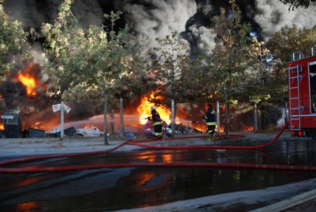 Eskişehir'de plastik geri dönüşüm fabrikası alev alev yandı