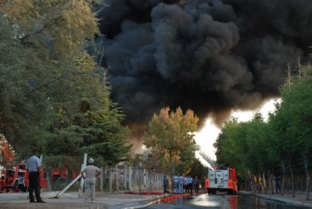 Eskişehir'de plastik geri dönüşüm fabrikası alev alev yandı