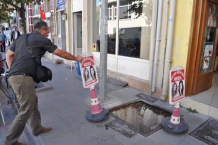 Eskişehir'de sokaktaki rögar kapağına basan vatandaş 2 metrelik çukura düştü