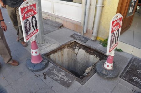 Eskişehir'de sokaktaki rögar kapağına basan vatandaş 2 metrelik çukura düştü