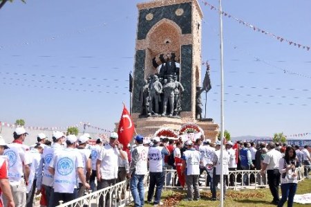 Eskişehir'in 'Taksimi'nde 1 Mayıs coşkuyla kutlandı