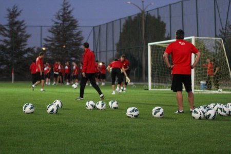 Eskişehirspor, İstanbul Büyükşehir Belediyespor maçı hazırlıklarına başladı