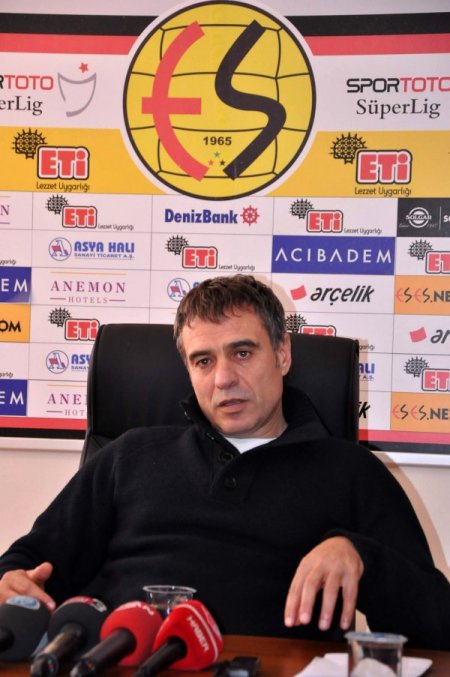 Eskişehirspor Teknik Direktörü Yanal: Futbolu bilen bir taraftara sahibiz