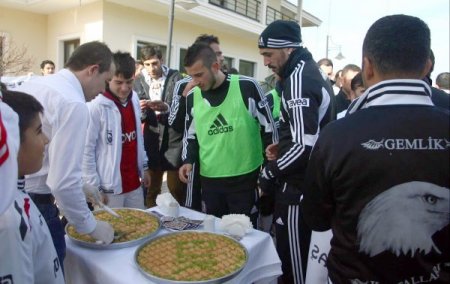 Eskişehirspor'a hazırlanan Beşiktaş'ta oyunculara Gemliklilerden baklava ikramı