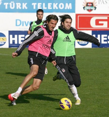 Eskişehirspor'a hazırlanan Beşiktaş'ta oyunculara Gemliklilerden baklava ikramı