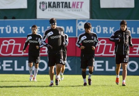 Eskişehirspor'a hazırlanan Beşiktaş'ta oyunculara Gemliklilerden baklava ikramı