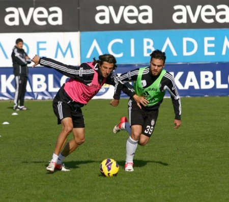 Eskişehirspor'a hazırlanan Beşiktaş'ta oyunculara Gemliklilerden baklava ikramı