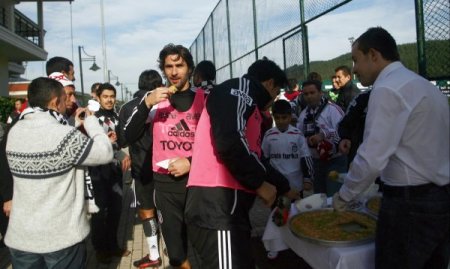 Eskişehirspor'a hazırlanan Beşiktaş'ta oyunculara Gemliklilerden baklava ikramı