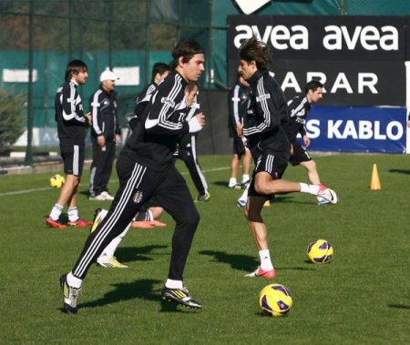 Eskişehirspor'a hazırlanan Beşiktaş'ta oyunculara Gemliklilerden baklava ikramı