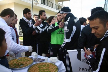 Eskişehirspor'a hazırlanan Beşiktaş'ta oyunculara Gemliklilerden baklava ikramı