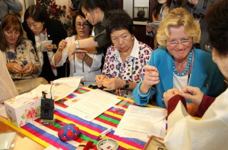 Eşleri Terörizmi Tartışırken, Onlar El İşi Yaptı
