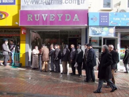 Esnaf, Halka Aşure Dağıttı