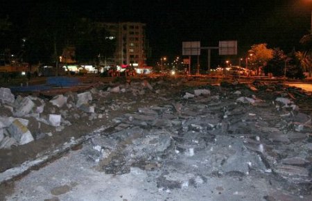 Esnaf: Belediye Çin Seddi Gibi Dükkanlarımızın Önünü Kapattı Çok Zor Durumdayız