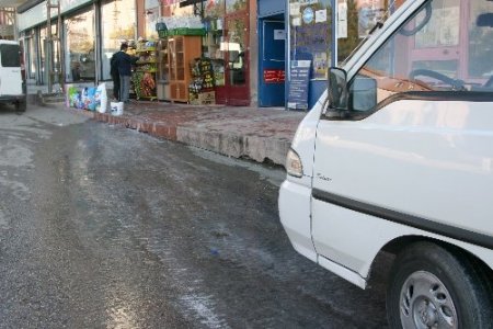 Esnaftan Kadınlara 'Kışın Balkon Yıkamayın' Ricası