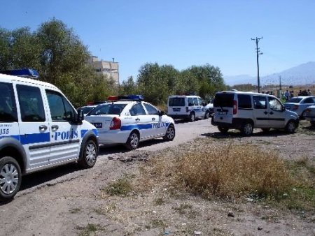 Esrar Dolu Çantayı Atıp Kaçmaya Çalıştı