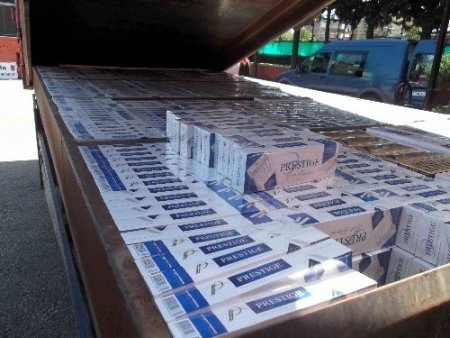 Esrar kalıntılarına tepki verdi 24 bin 500 paket kaçak sigarayı ortaya çıkardı