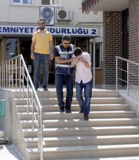 Esrar satıcısı, park halindeki otomobile çarpınca yakalandı