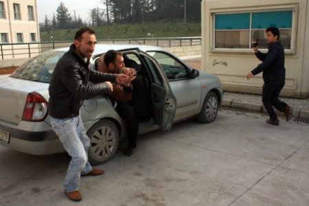 Esrar satışı yaptıkları ileri sürülen aile fertleri gazetecilere saldırdı