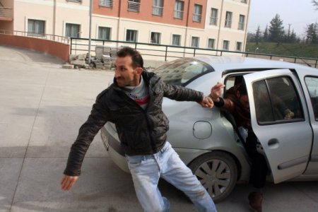 Esrar satışı yaptıkları ileri sürülen aile fertleri gazetecilere saldırdı