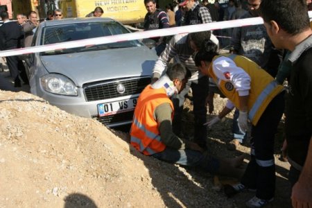 Esrar yüklü otomobil polisten kaçtı, işçilere çarptı: 3 yaralı