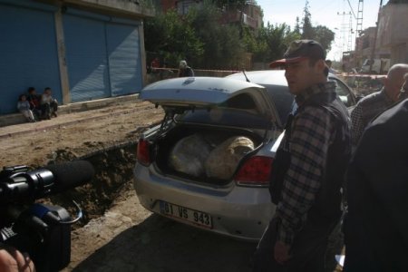 Esrar yüklü otomobil polisten kaçtı, işçilere çarptı: 3 yaralı