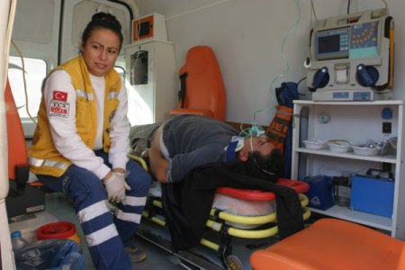 Esrar yüklü otomobil polisten kaçtı, işçilere çarptı: 3 yaralı