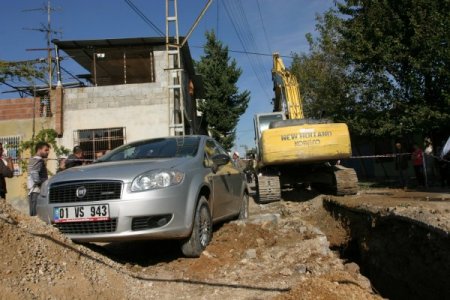 Esrar yüklü otomobil polisten kaçtı, işçilere çarptı: 3 yaralı