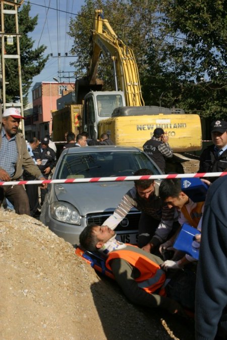 Esrar yüklü otomobil polisten kaçtı, işçilere çarptı: 3 yaralı