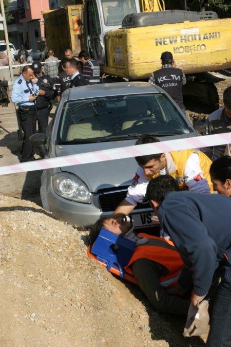 Esrar yüklü otomobil polisten kaçtı, işçilere çarptı: 3 yaralı