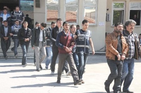 Esrarı ‘şekersiz çay’ diye isteyen esrar satıcıları polisten kaçamadı