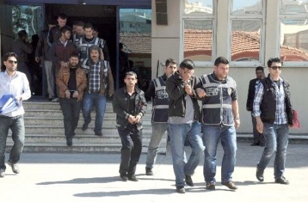 Esrarı ‘şekersiz çay’ diye isteyen esrar satıcıları polisten kaçamadı