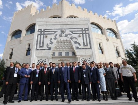 Estergon Kalesi, Kazak Evi'ne evsahipliği yapıyor