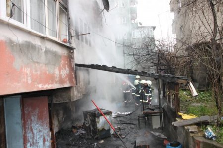 Eşya deposunda çıkan yangın korkuttu