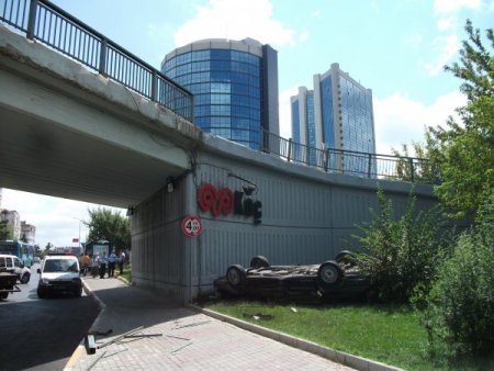Etiler’de Kontrolü Kaybeden Sürücü Köprüden Aşağı Uçtu