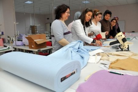 Etimesgutlu kadınlar belediyenin kurslaıyla meslek sahibi oluyor