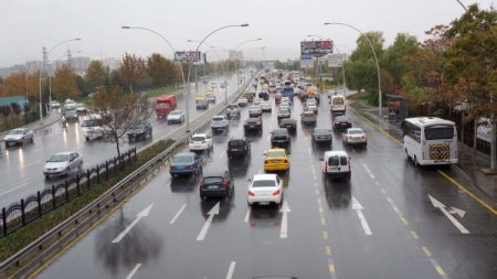 Etkili olan yağış, trafikte yoğunluğa neden oldu